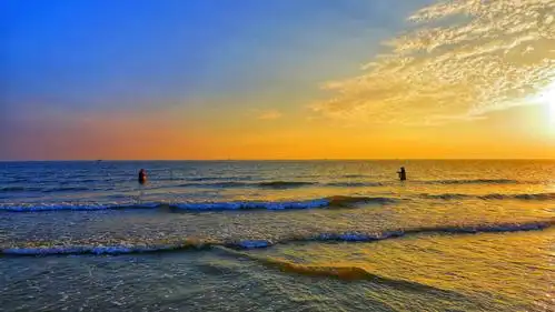 《夕阳下的海滩风光》