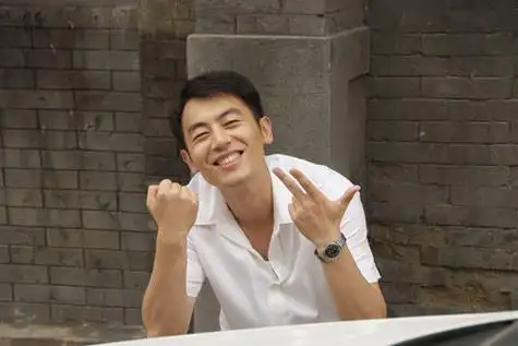 朱亚文笑比手势