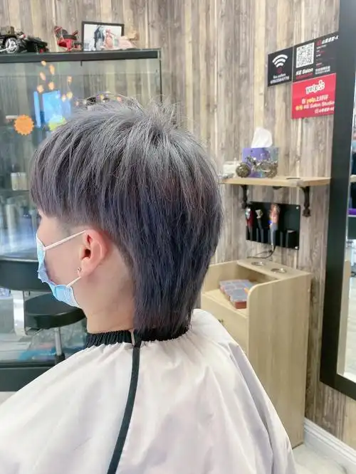 狼尾头男生发型发色