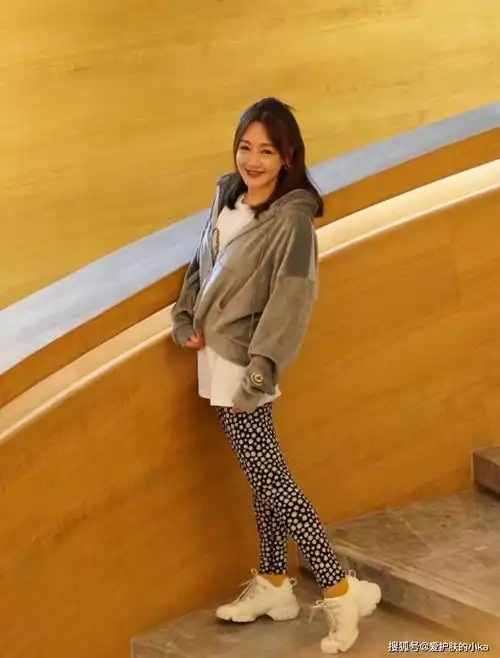 原创43岁薛佳凝人美还会打扮,格纹衬衫配五分裤,简约高级很大气