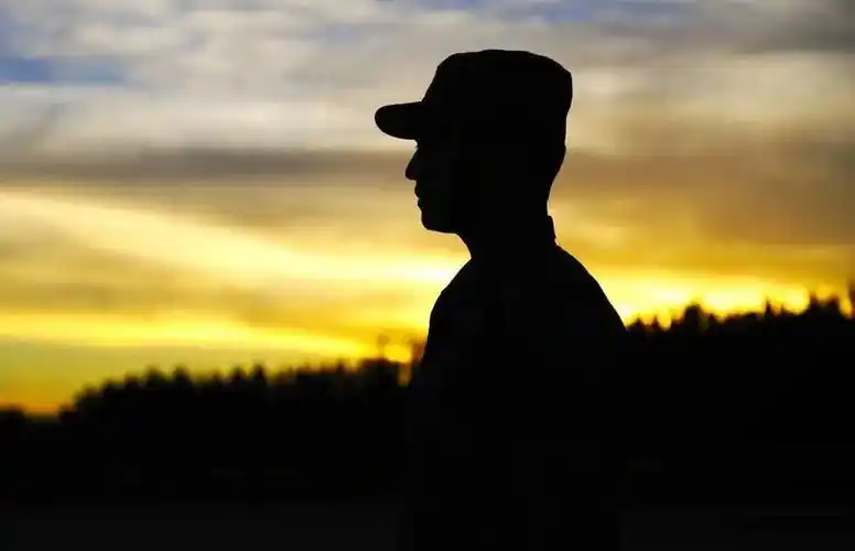 我想说话却说不出来,只是流着泪水看着班长走上楼的背影.