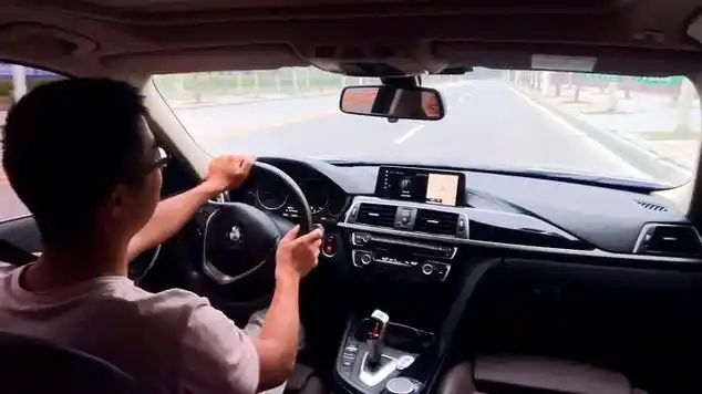 新手开车不会打方向盘,还记着打半圈一圈,老油条:凭感觉