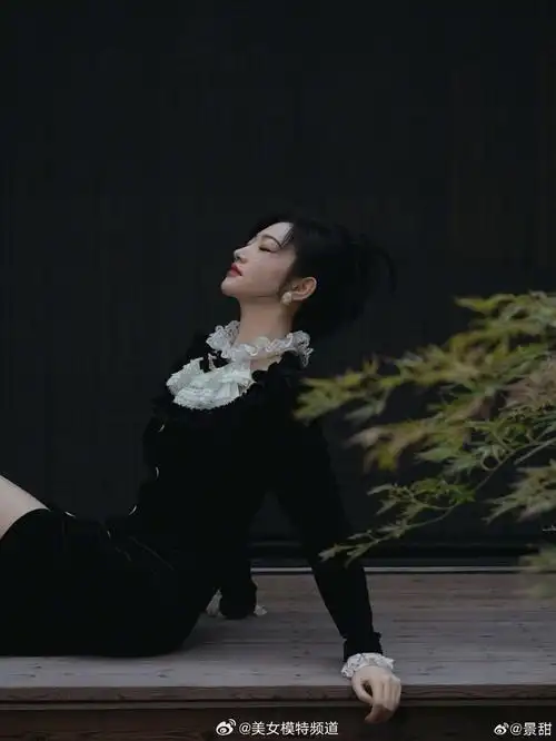 景甜穿蕾丝开叉黑裙又甜又飒 妆容精致贵气十足