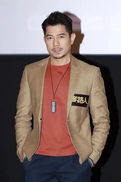 55岁郭富城显老态?这一次"怪"发型了,他这些造型优雅绅士