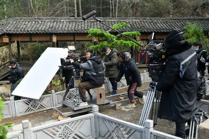 横店片场不打烊6000多名剧组工作人员春节坚守岗位