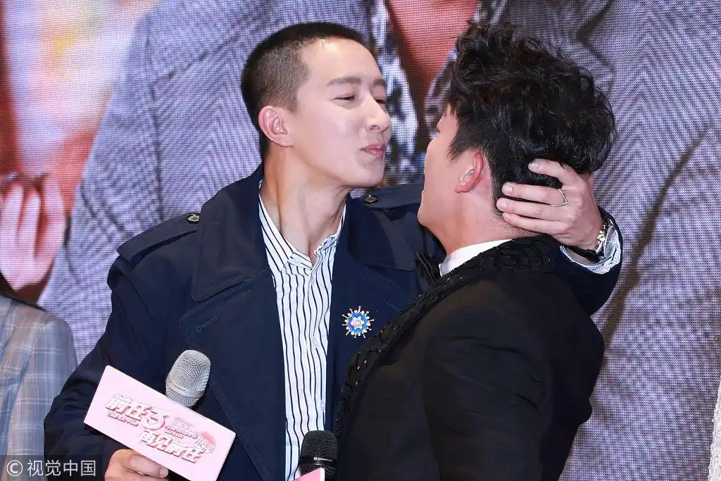 郑恺,韩庚压倒式献吻暧昧搂抱摸胸 王中磊带妻子儿女全家亮相