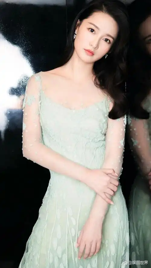 李沁身穿薄纱连衣长裙仙气迷人