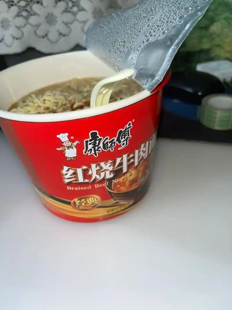 康师傅红烧牛肉面 味道好吃极了