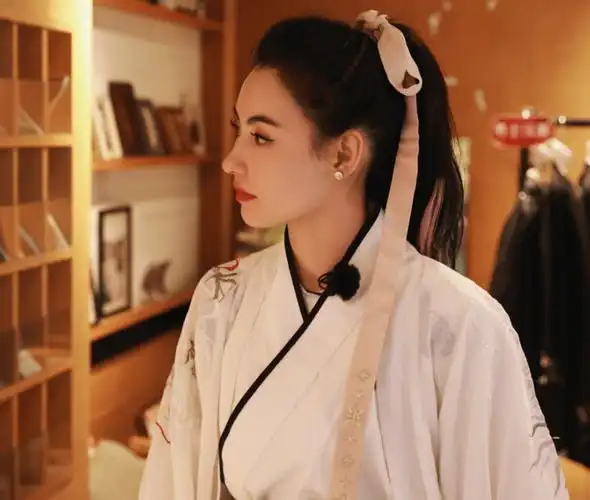 侧脸的五官很是精致,不愧是冻龄女神没错了,路人看了小林青霞的颜值