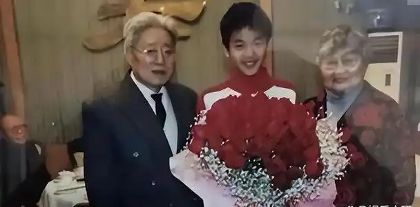 这8位男星,不出轨,疼老婆,还长得帅,个个都对妻子百般呵护