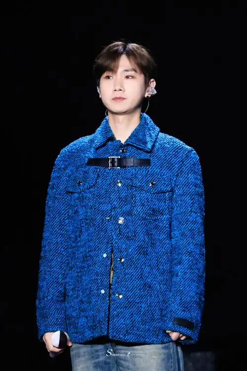 #汪苏泷实体专辑21世纪罗曼史##小杨哥演唱会#