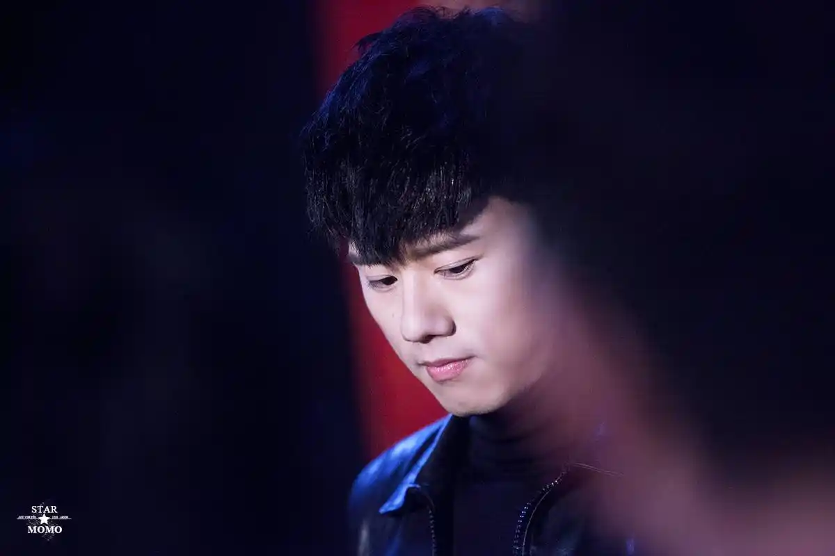 新晋奶爸张杰工作太拼,节目录制过程中缺氧晕倒!