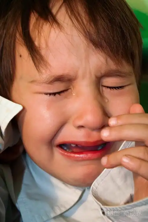 哭了眼泪在眼睛上的小女孩