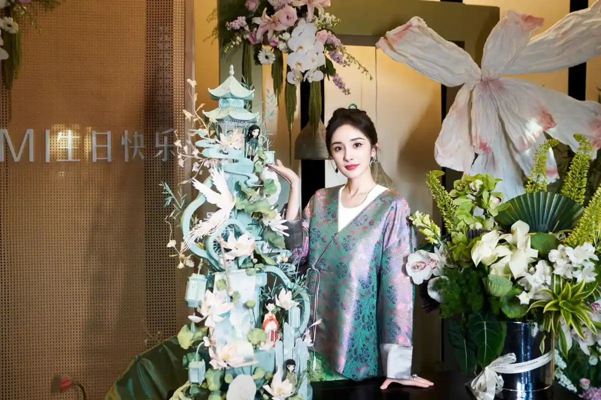 杨幂柔美风生日写真