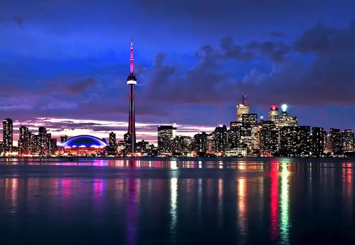 地处安大略湖西北部,是加拿大最大的城市)