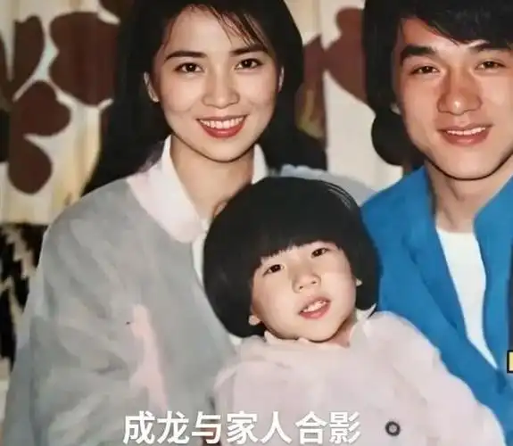 但是这是在成龙结婚之间发生的,成龙在公众面前没有承认和小龙女的