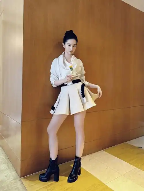 刘亦菲新剧引关注!分享的两款穿搭太美了