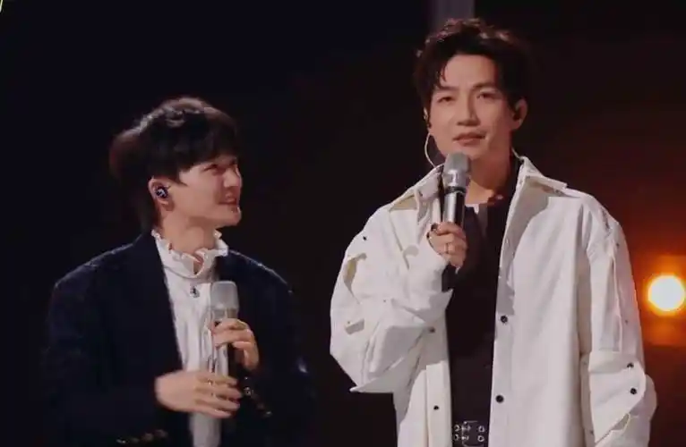 面对韩红,周深神色紧张,甚至有些颤抖.