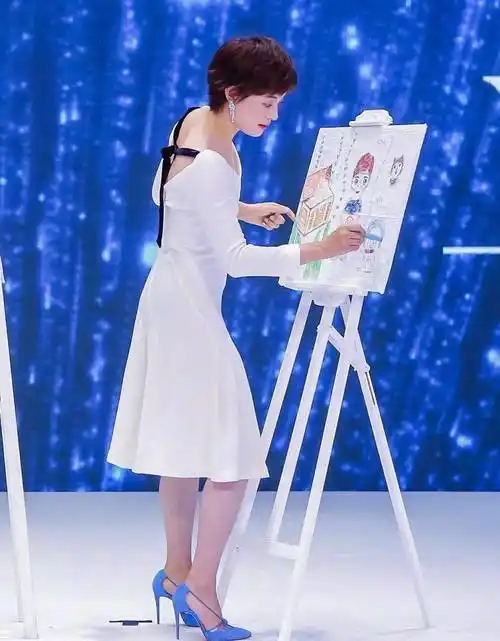 白色的小裙子配上一双蓝色的高跟鞋,显得特别的可爱了,她的气场确实是