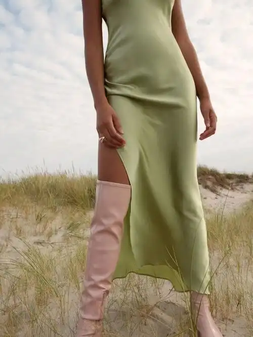 撞色穿法更凸显夏日活力感,长靴和单品的色彩相互碰撞,随随便便就能穿