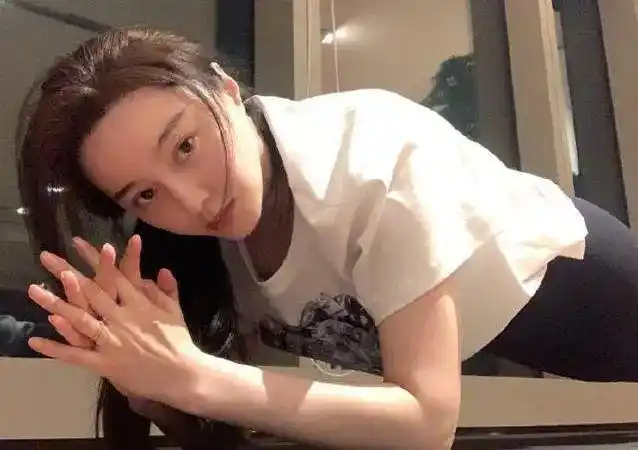 张馨予晒健身照,马甲线太撩人,网友看后直呼:自律的人太美了!