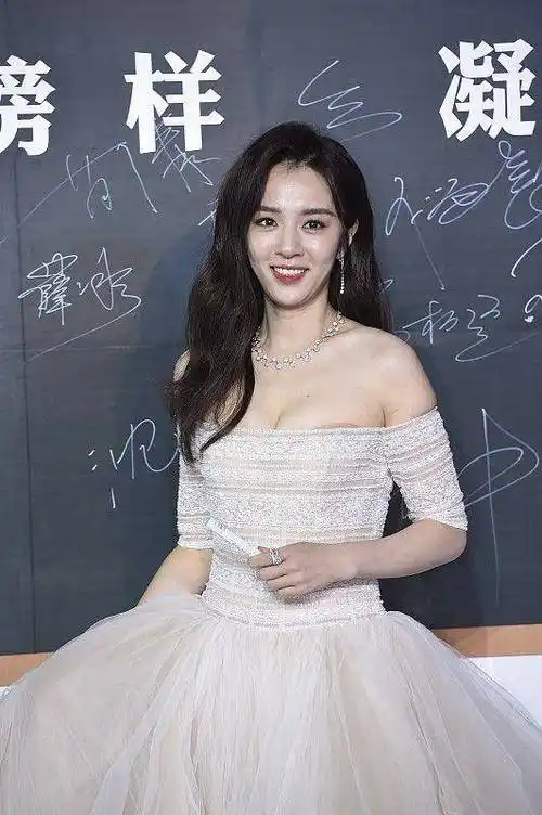 原来王晓晨也有饱满身材穿白色抹胸裙亮相气质高级又惊艳