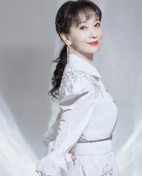 67岁赵雅芝近照曝光身姿优雅仙气十足