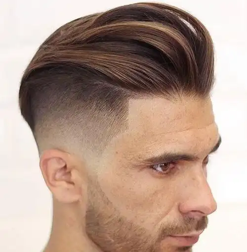 欧美风格的男士短发,背头发型很经典,出门时喷上发胶,可以帅上一整天.