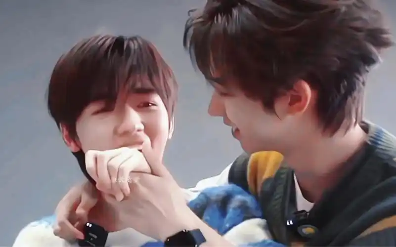 我真的没想到有生之年能看到你俩这样的体型差和肤色差|宋亚轩|贺峻霖