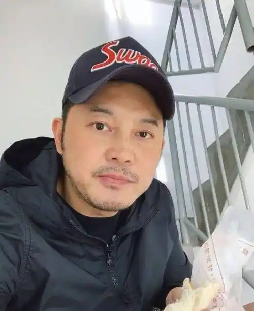 沙溢成朋友圈培训机构代言人,只因陪儿子去上课却坐楼梯间啃面包_孩子