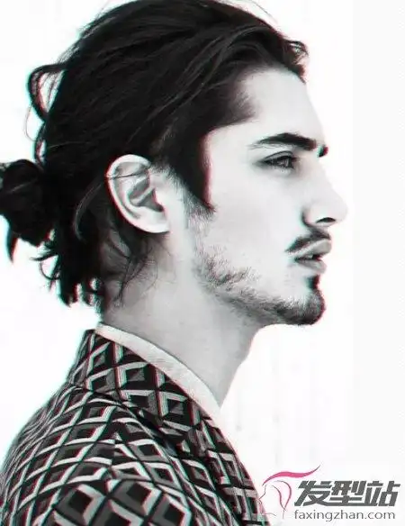 着独特魅力的男生短发,是将中间的头发往后梳,把两侧的头发剃光的发型