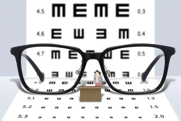 8年前,未满20周岁的他因为高度近视导致右眼视网膜严重脱离,但当时