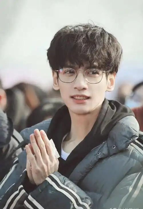 眼镜杀也挑人!这18位男星,有人戴上像撕漫男,有人秒变隔壁大爷