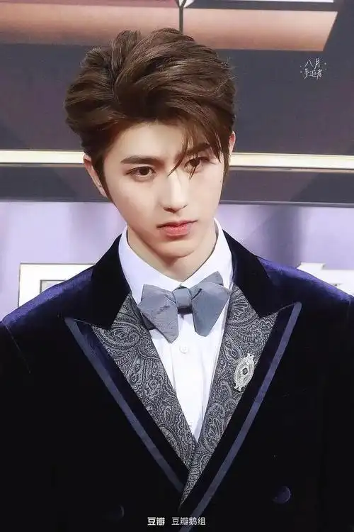 蔡徐坤发际线是不是男明星里最低的?网友:岁数大了后移一点刚好