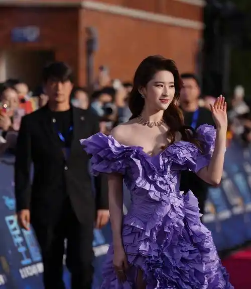 36岁刘亦菲出席活动,穿性感露肩礼服大秀长腿,网友感叹太意外_紫色