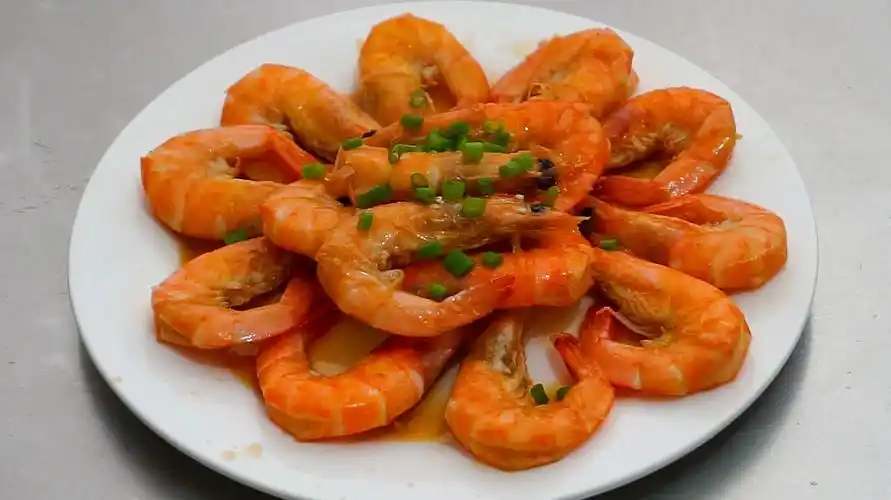 大厨教你油焖大虾做法,简单家常,营养美味,一次一盘不够吃