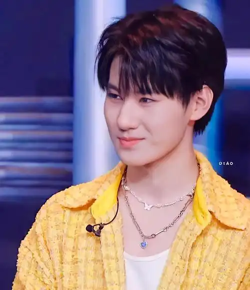 盐甜兼备张真源,圆圆后脑勺,帅气中可爱满满.《张真源帅》