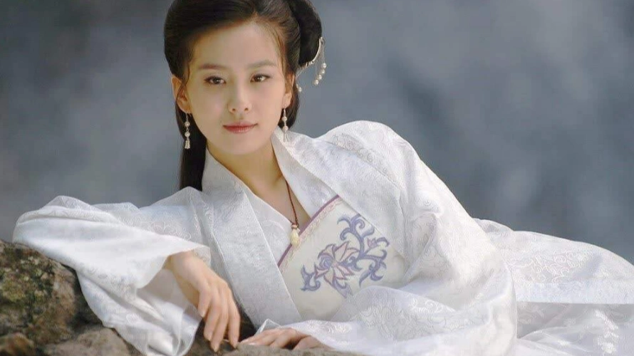 古装剧身穿白裙8大明星大比拼,赵丽颖清新脱俗,刘亦菲仙气十足