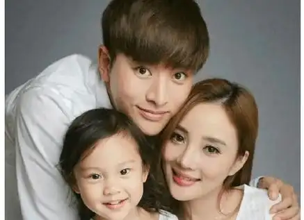 在尚未分手的情况下,贾乃亮一直盼望要二胎,而李小璐却拒绝了她的重生