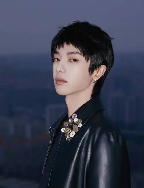 华晨宇新代言巧乐兹新综艺萌探新杂志星芒资源多方面开花