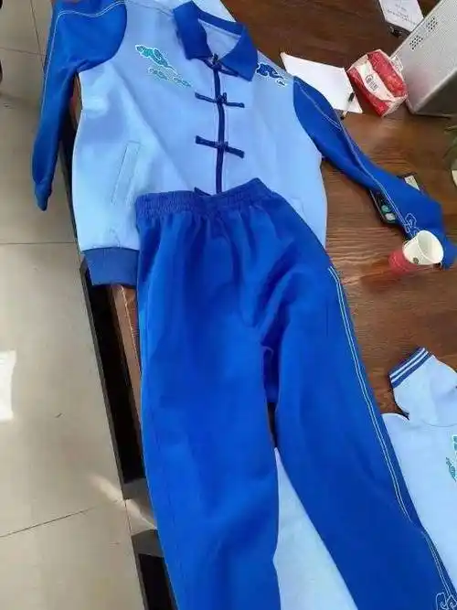 网曝山东临沂一学校校服造型瘆人引争议 校方最新回应:最终款式还没