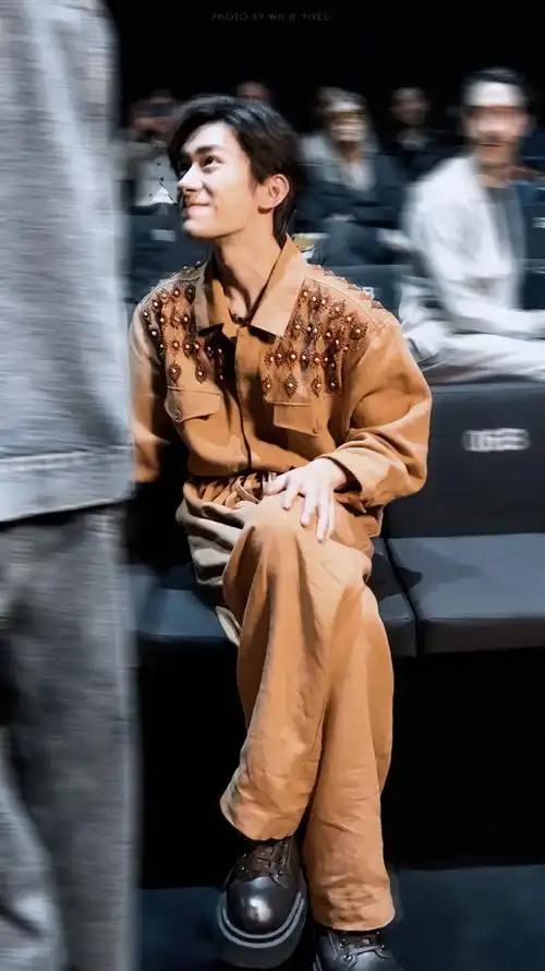 易烊千玺车里这段##易烊千玺奢牌待遇##易烊千玺 米兰时装周