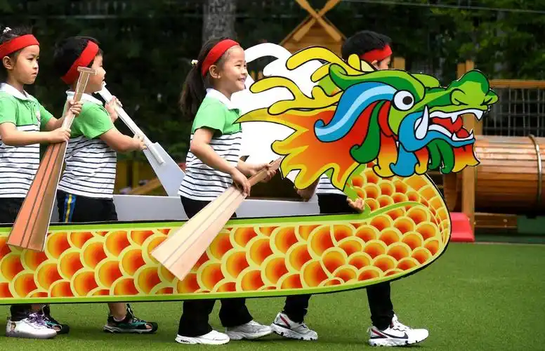 6月10日,石家庄市桥西区第三幼儿园的小朋友在包粽子.