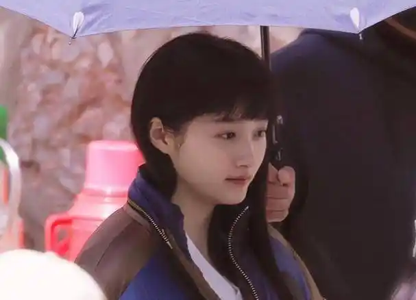 关晓彤新戏正式杀青,休息时被偷拍素颜照,无美颜下的模样看愣我_少年