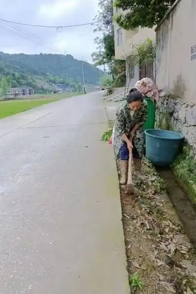 鞋底纳出好民风,她为全村老人做布鞋