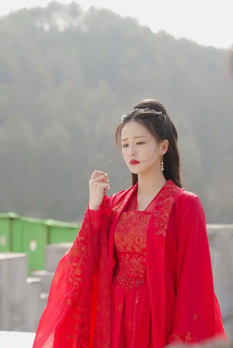 白鹿一袭古风新娘妆红裙造型凄美艳丽