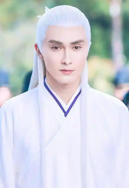 最美东华帝君靠滤镜,37岁高伟光素颜采访皱纹明显,真的显老