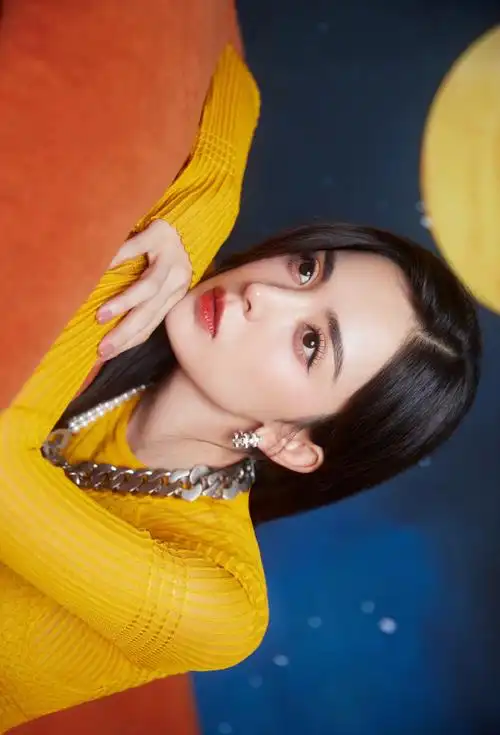 组图:古力娜扎皓月星空写真曝光 长发披肩尽显温柔妩媚