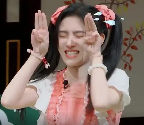 鞠婧祎早上没化妆,工作人员敲门,刚睡醒的样子,以为做了半永久