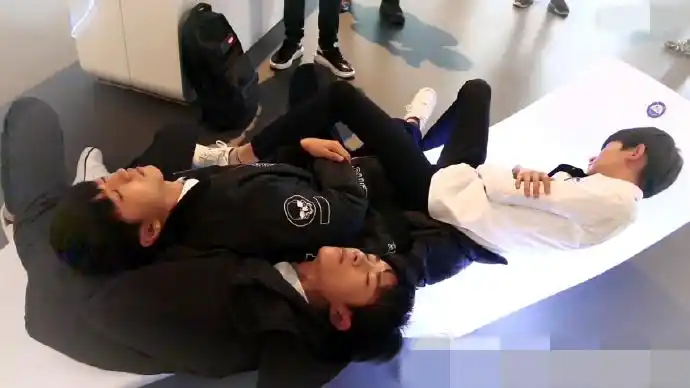 组图:一个有点困的团!tfboys有各种迷之睡姿_高清图集_新浪网